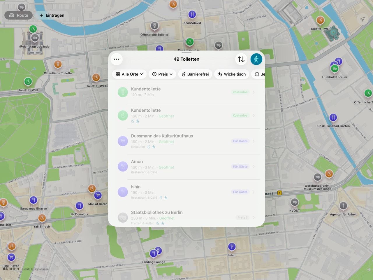 KloKompass auf einem iPad im Querformat: die Karte von Berlin-Mitte füllt den Bildschirm, davor eine Liste mit 49 Toiletten samt Entfernung, Preis und Öffnungszeit.