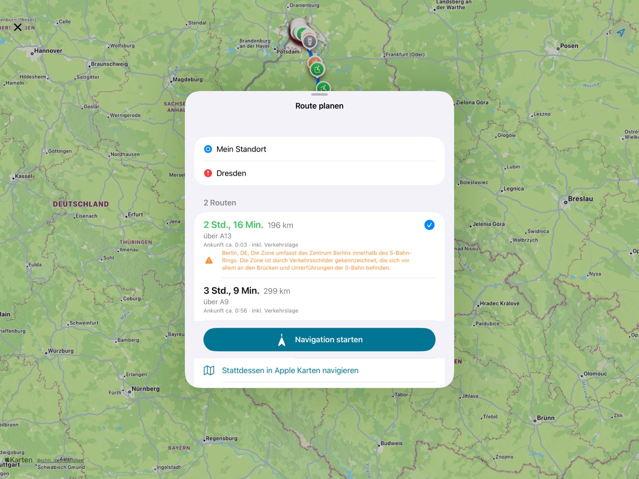 Routenplanung auf dem iPad: die Karte zeigt die Strecke Berlin–Dresden mit Toiletten-Markierungen, daneben zwei Routenvorschläge mit Fahrzeit, Entfernung und Ankunftszeit.