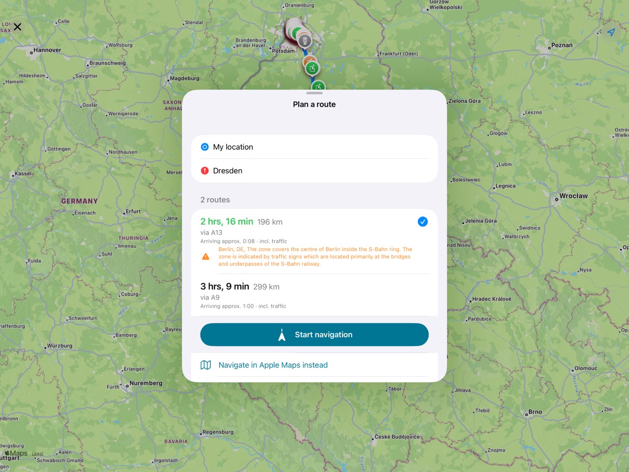 Planning a drive on the iPad: the map shows the route from Berlin to Dresden with toilet markers, next to two route options with driving time, distance and arrival.