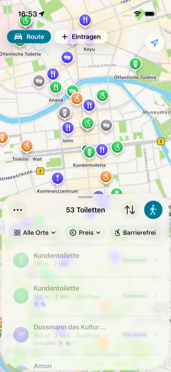 KloKompass zeigt eine Karte von Berlin-Mitte mit Toiletten-Markierungen und darunter eine Liste: 53 Toiletten, die nächste 110 Meter entfernt.