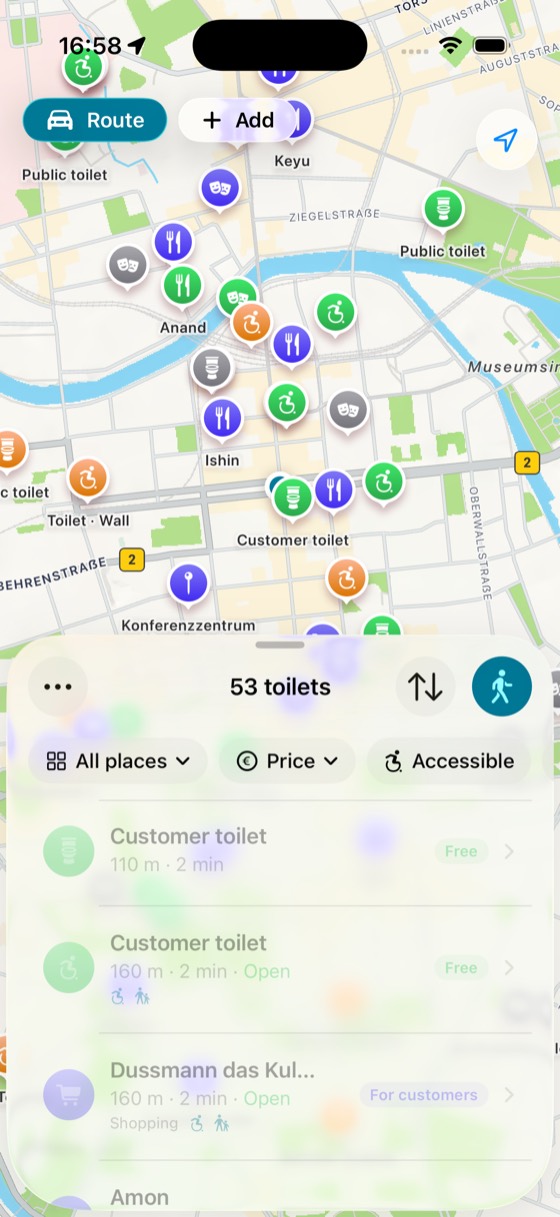 KloKompass showing a map of central Berlin with toilet markers and a list below it: 53 toilets, the nearest one 110 metres away.