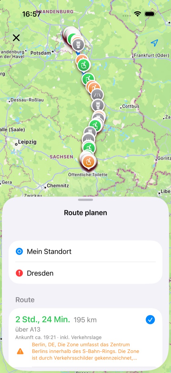 Geplante Autofahrt von Berlin nach Dresden über die A13 mit Toiletten-Markierungen entlang der gesamten Strecke.